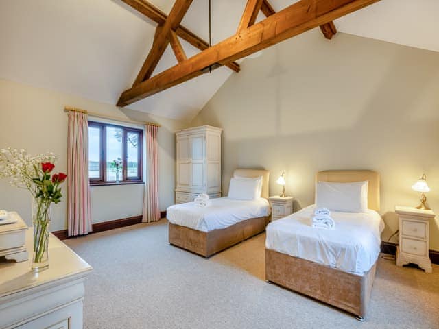 Twin bedroom | Woodpecker Barn - Piggyback Barns, Sculthorpe, Fakenham