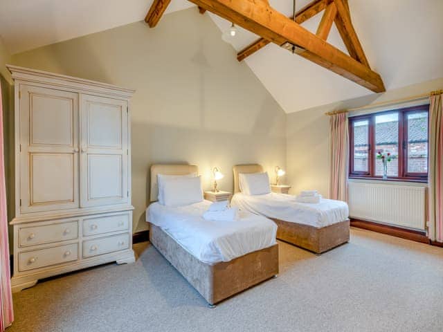 Twin bedroom | Woodpecker Barn - Piggyback Barns, Sculthorpe, Fakenham
