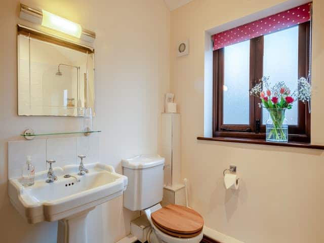 Bathroom | Woodpecker Barn - Piggyback Barns, Sculthorpe, Fakenham