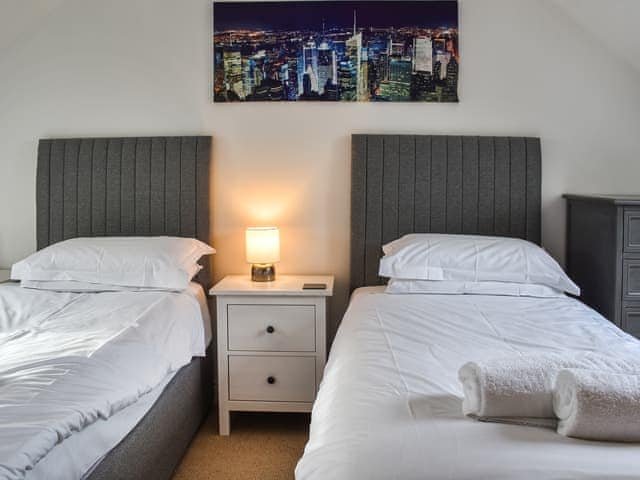 Twin bedroom | Surf Rise, Bude