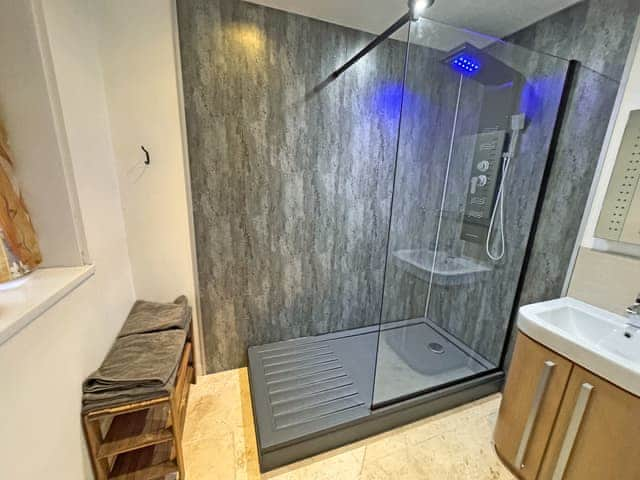 Shower room | The Swimming Pool Retreat, Fontwell