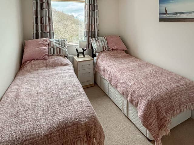 Third bedroom with twin beds | Seagull Apartment, Scarborough