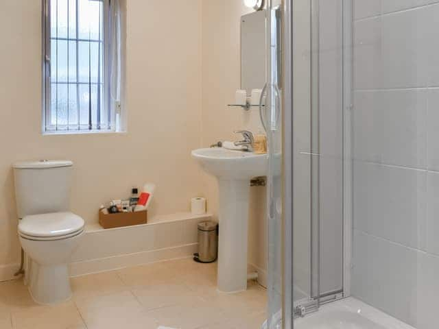 Bathroom | Henhouse - Tokenbury Manor Cottages, Liskeard