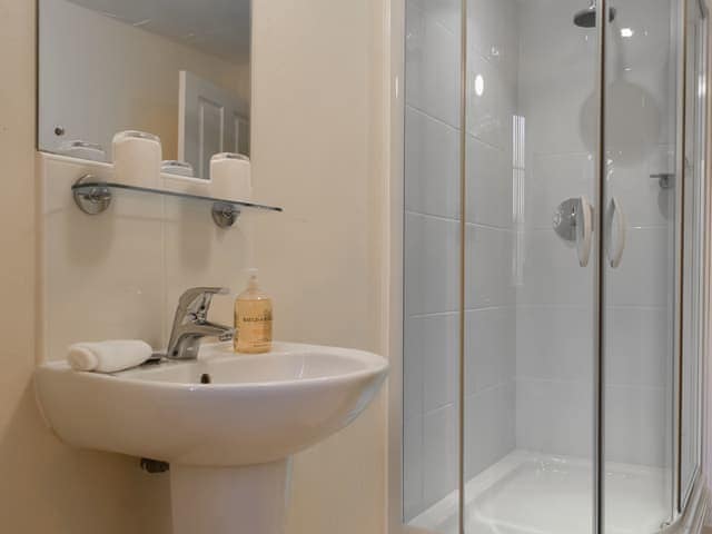 Bathroom | Henhouse - Tokenbury Manor Cottages, Liskeard