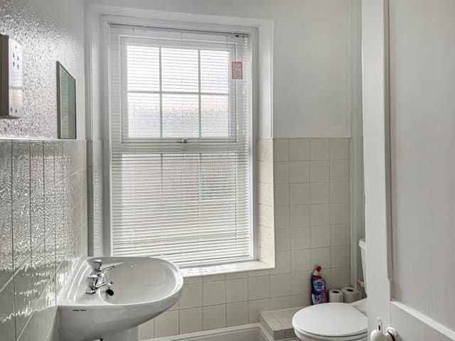 Bathroom | The Farmhouse - Tokenbury Manor Cottages, Liskeard