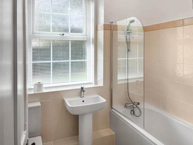 Bathroom | The Farmhouse - Tokenbury Manor Cottages, Liskeard