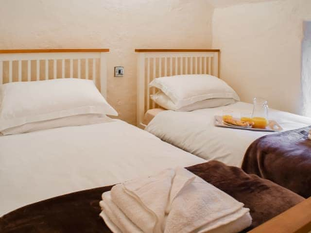 Twin bedroom | Haybarn - Tokenbury Manor Cottages, Liskeard