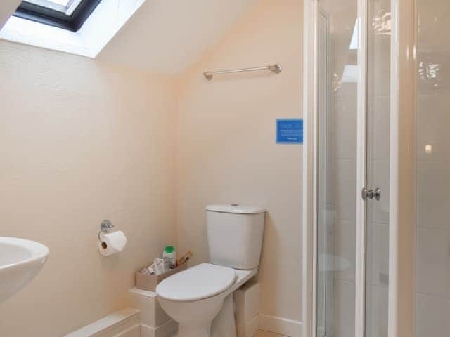 Shower room | Haybarn - Tokenbury Manor Cottages, Liskeard