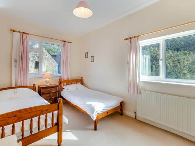 Twin bedroom | Lukesland Farm Cottage, Harford, Dartmoor National Park