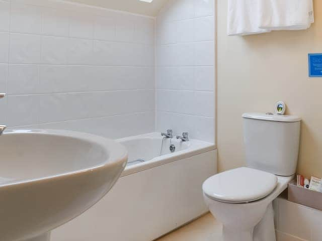 Bathroom | Cowshed - Tokenbury Manor Cottages, Liskeard