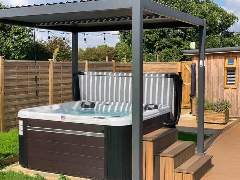 Hot tub | Bee Roundhouse - The Roundhouses, South Walsham