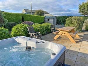 Hot tub | Galloway FarmstayClaunch, Newton Stewart