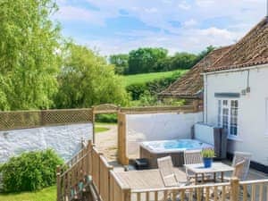Hot tub | Derwent Cottage - Low Penhowe, Burythorpe, near Malton