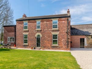 Exterior | Monkroyd House, Featherstone, near Wakefield
