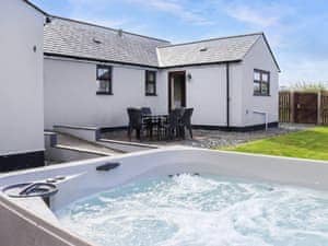 Hot tub | Ty&rsquo;n Cae Cottage, Rhostrehwfa Nr Llangefni