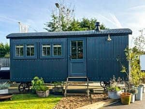 Exterior | Shepherds Hut - Lilac Retreats, King&rsquo;s Lynn