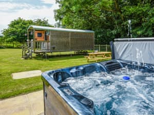 Hot tub | Bluebell - Shepherd Hut - Castle Farm Holidays Shropshire, Oswestry