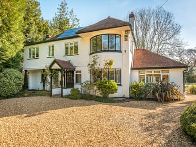 Welcoming, detached family home with pool | Arnewood Corner, Sway, near Lymington