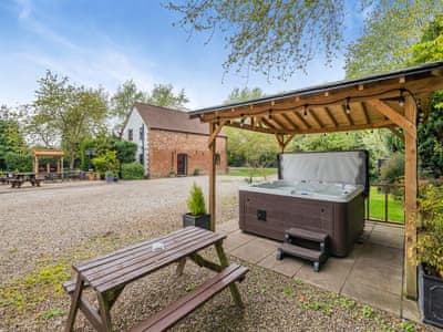 Hot tub | The Hayloft - Hopgrove Farm Cottages, York