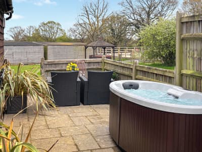 Hot tub | Stag Lodge - Egmont Farm, Northiam, near Rye