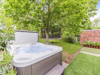 Hot tub | Willow Loft - Bulmer Retreat, Bulmer, near Sudbury