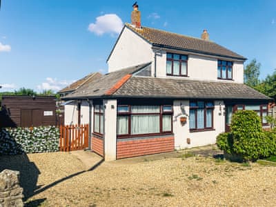 Entrance and parking space to Black Pan Holiday Cottage | Black Pan Holiday Cottage, Lake, near Shanklin