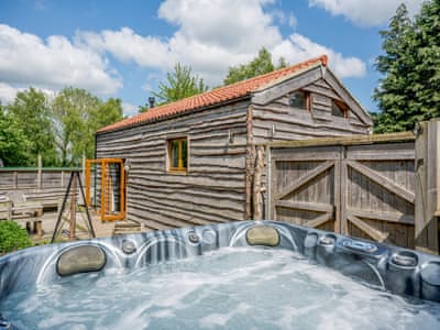 Hot tub | Poppy Lodge - Tavern Cottages, Newsham, near Richmond