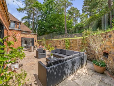 Sitting-out-area | Fir Trees - Fir Tree Holidays, Crowborough