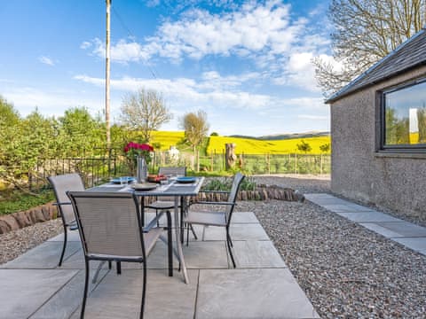 Sitting-out-area | Newbigging Farm Cottage, Auchterarder