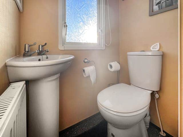 Bathroom | Bee Lodge - SLV Estates, Heacham