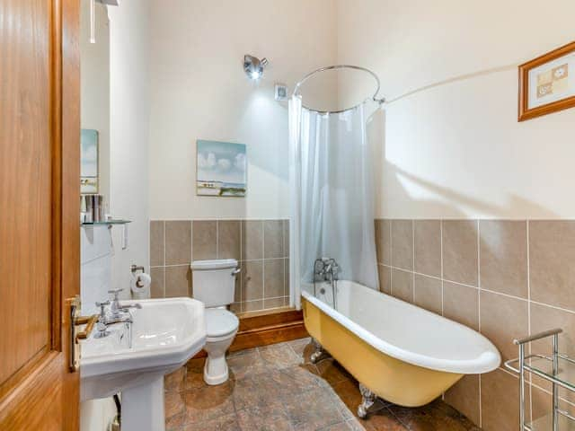 Bathroom | Engine House - Dickinson Place Holiday Cottages, Allonby