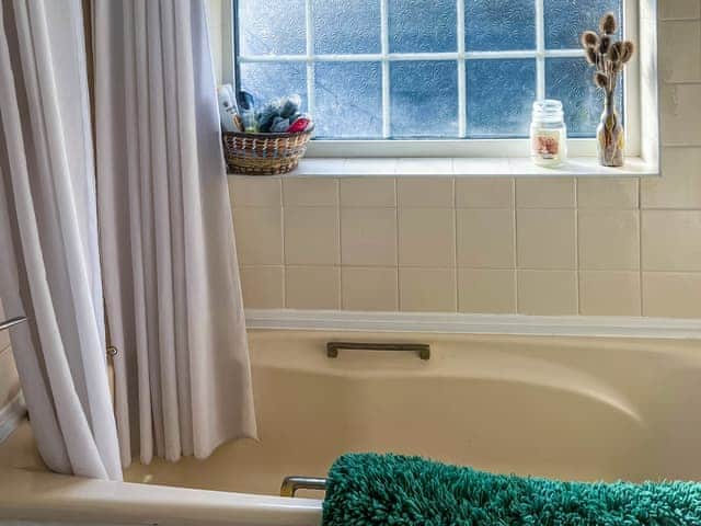 Bathroom | Sunny Meadow Cottage, Sudbury