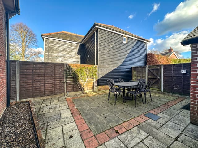 Sitting-out-area | Poona Cottage, Cadnam, near Southampton