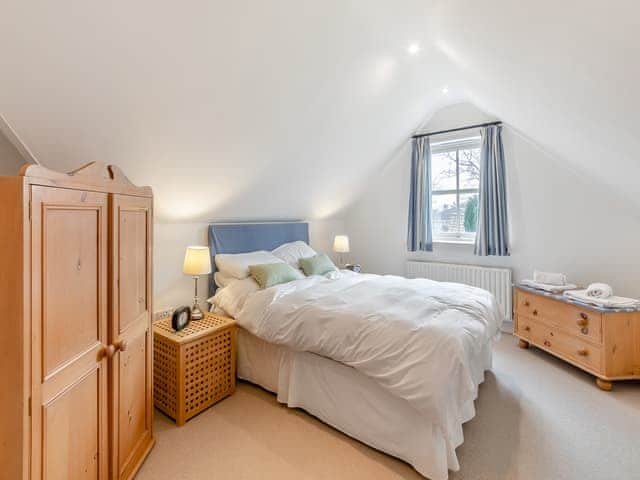 Inviting master bedroom with kingsize bed | Bumble Cottage, Newton-on-the-Moor, near Alnwick