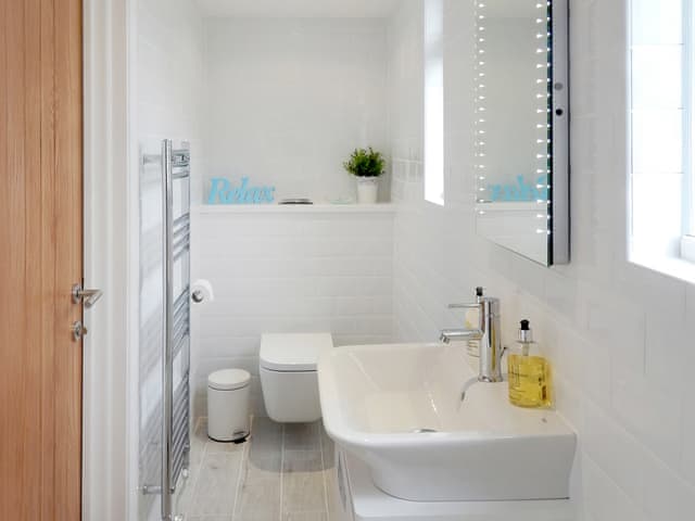Bathroom | Chlobo Cottage, Porth, near Newquay