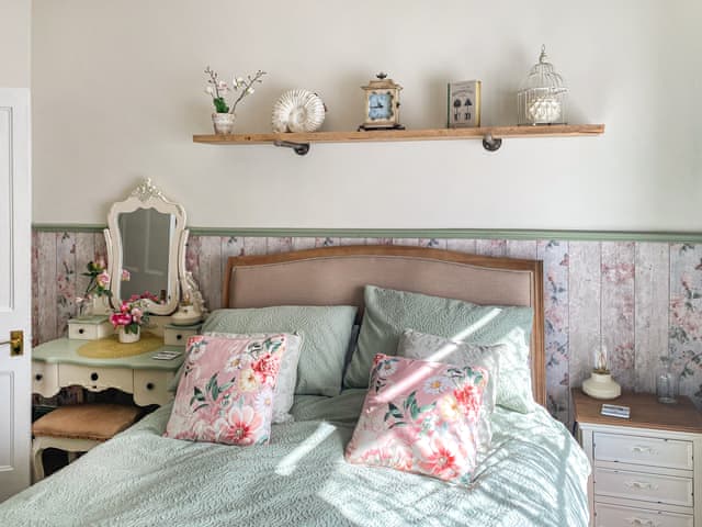 Double bedroom | Issys Cottage, Helston