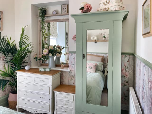 Double bedroom | Issys Cottage, Helston