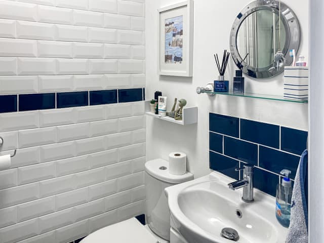 Bathroom | Issys Cottage, Helston