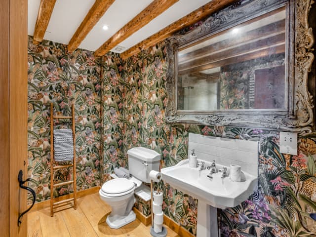 Bathroom | The Manor Pen - New Shelve Farm Holidays - New Shelve Farm Holidays, Lenham, near Maidstone