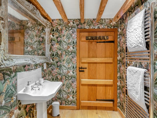 Bathroom | The Manor Pen - New Shelve Farm Holidays - New Shelve Farm Holidays, Lenham, near Maidstone