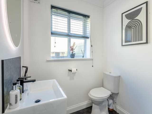 Bathroom | Fishermans Den - Everglades Caravan Park and Lodges, Denver, King&rsquo;s Lynn