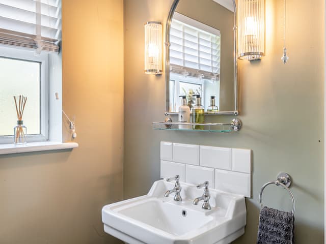 Bathroom | Herons Nest - Everglades Caravan Park and Lodges, Denver, King’s Lynn