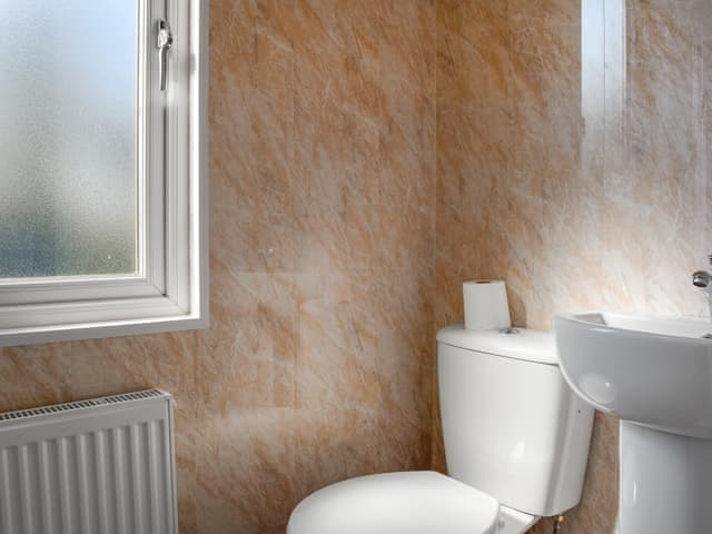 Bathroom | Owl Lodge - Millstone Meadow, Hartshorne