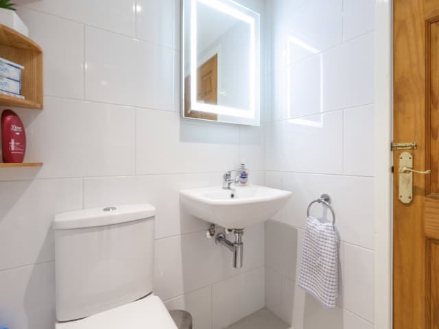 Bathroom | Court Cottage - Little Court Cottages, Gloucester