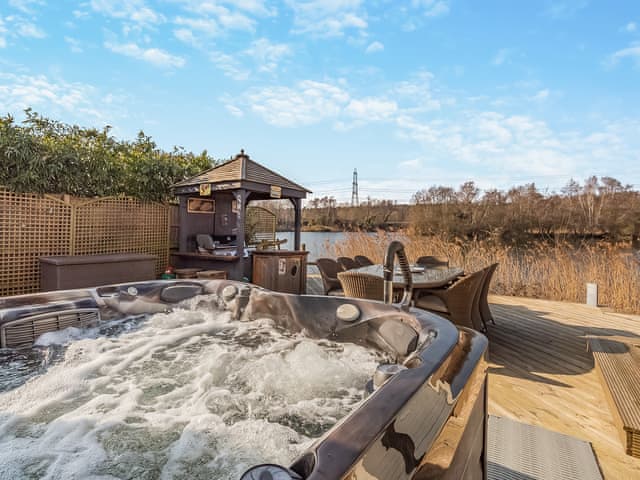 Hot tub | Malibu Lakehouse, Pentney Lakes