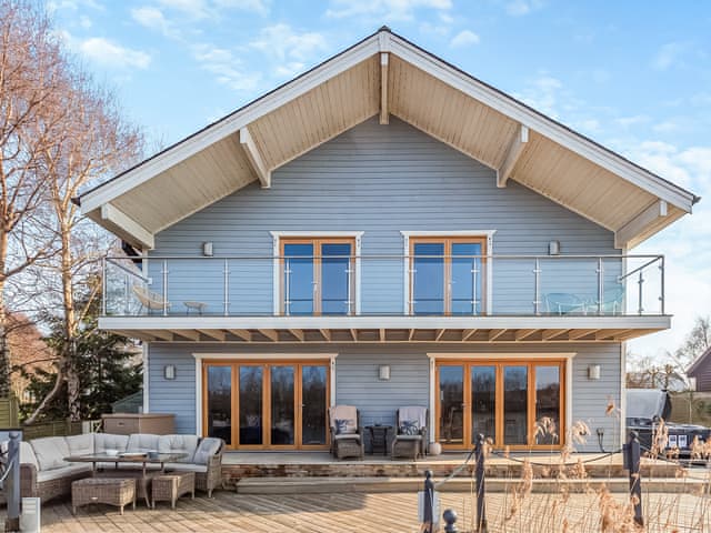 Decking | Malibu Lakehouse, Pentney Lakes