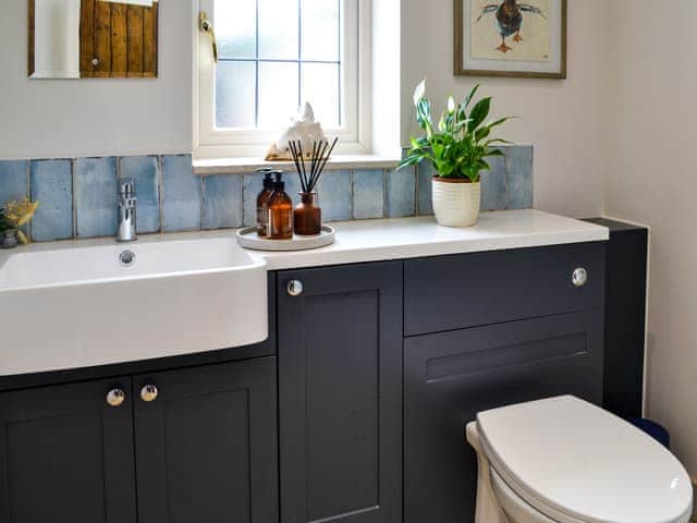 Bathroom | Winship Cottage, Winestead