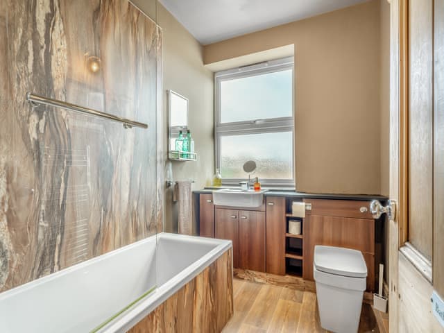 Bathroom | Greystonedale Mansion Holiday Retreat, Haltwhistle