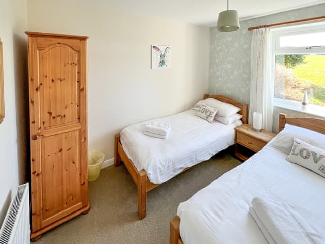 Twin bedroom | Honeysuckle Apartment - Moorhead Country Holidays, Woolfardisworthy, Clovelly