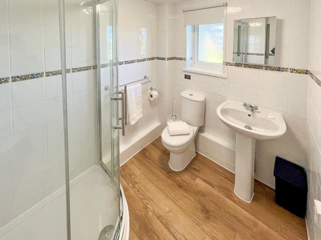 Shower room | Honeysuckle Apartment - Moorhead Country Holidays, Woolfardisworthy, Clovelly